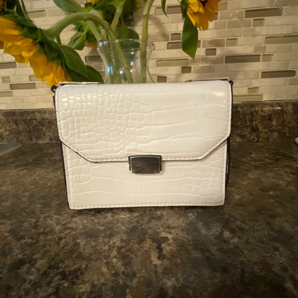 Zara White clutch with silver chain - Picture 1 of 1